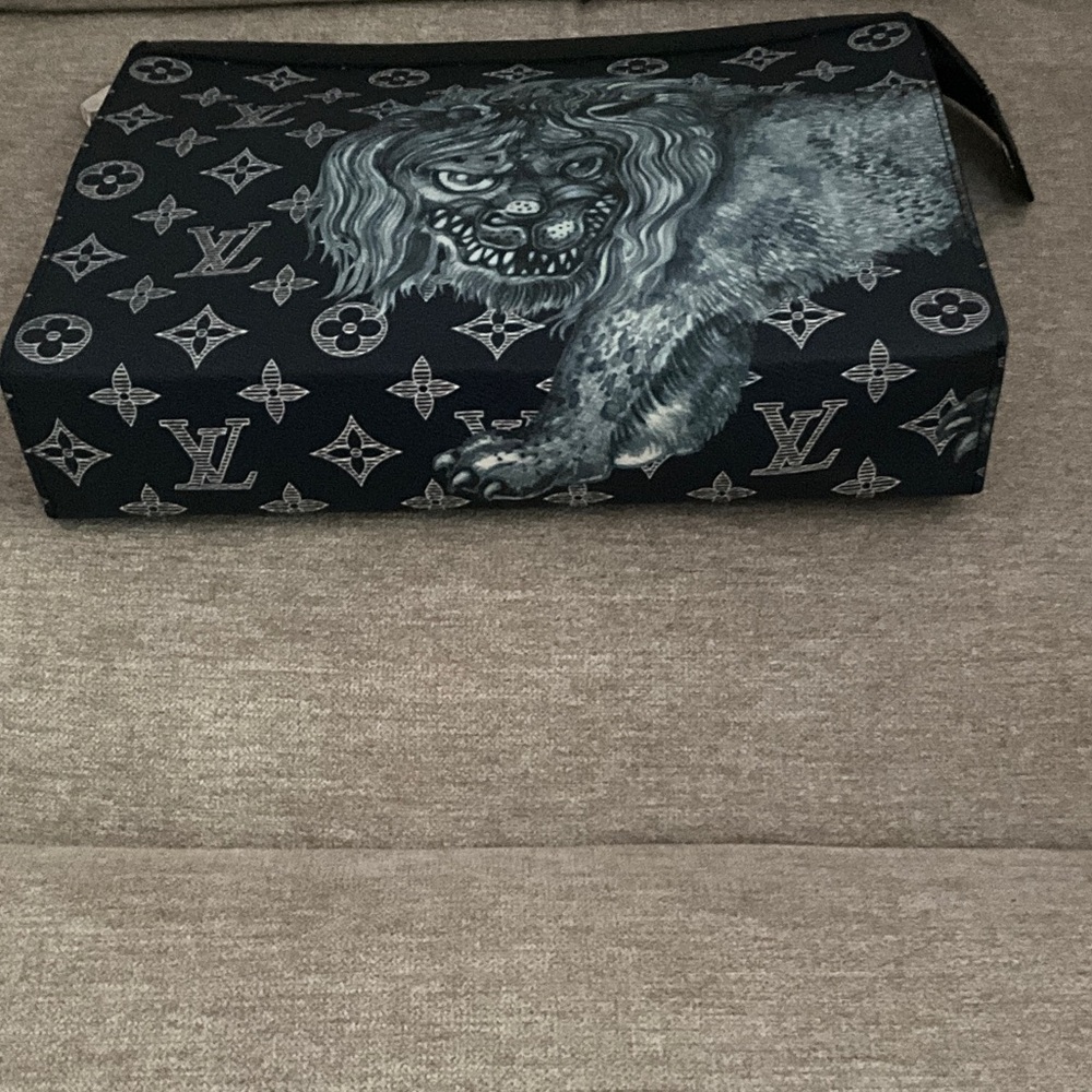 Louis Vuitton Chapman Lion Pochette Voyage - Picture 5 of 8